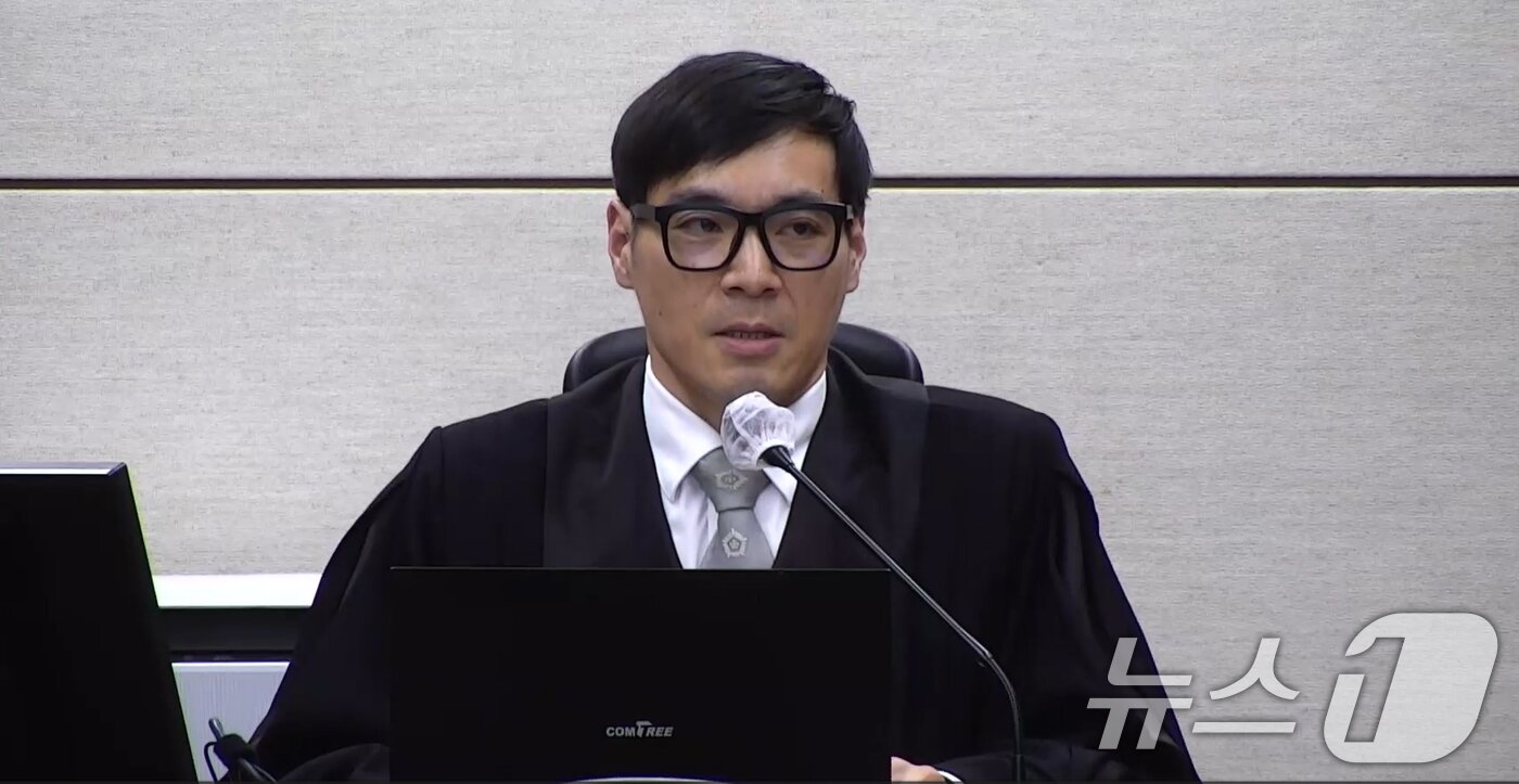 본문 이미지 - 백대현 부장판사가 16일 오후 서울 서초구 중앙지방법원에서 체포 방해와 국무위원 심의권 침해 등 혐의로 기소된 윤석열 전 대통령에 대한 1심 선고 판결문을 낭독하고 있다. 재판부는 윤 전 대통령에 징역 5년을 선고했다. (중앙지법 제공. 재판매 및 DB 금지) 2026.1.16/뉴스1