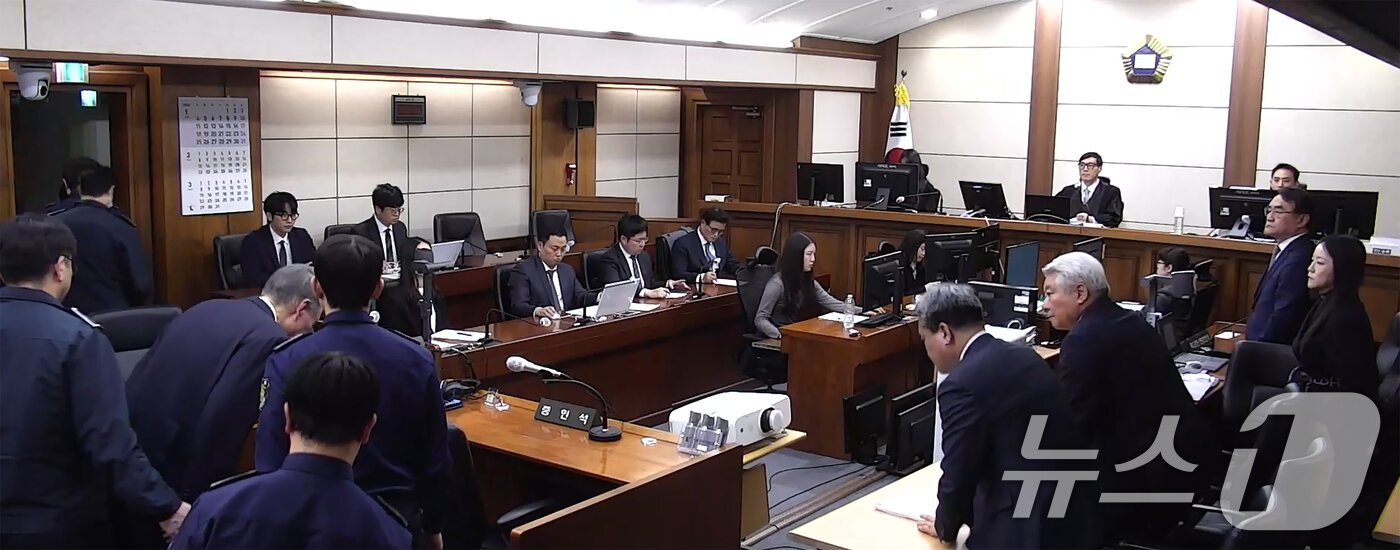 본문 이미지 - 윤석열 전 대통령이 16일 오후 서울 서초구 중앙지방법원에서 체포 방해와 국무위원 심의권 침해 등 혐의 1심 징역 5년을 선고받은 뒤 퇴장하며 재판부에 인사하고 있다. (중앙지법 제공. 재판매 및 DB 금지) 2026.1.16/뉴스1