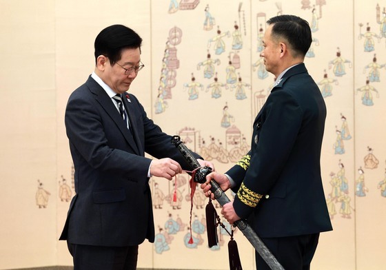 이재명 대통령, 최장식 육군참모차장 삼정검 수치 수여