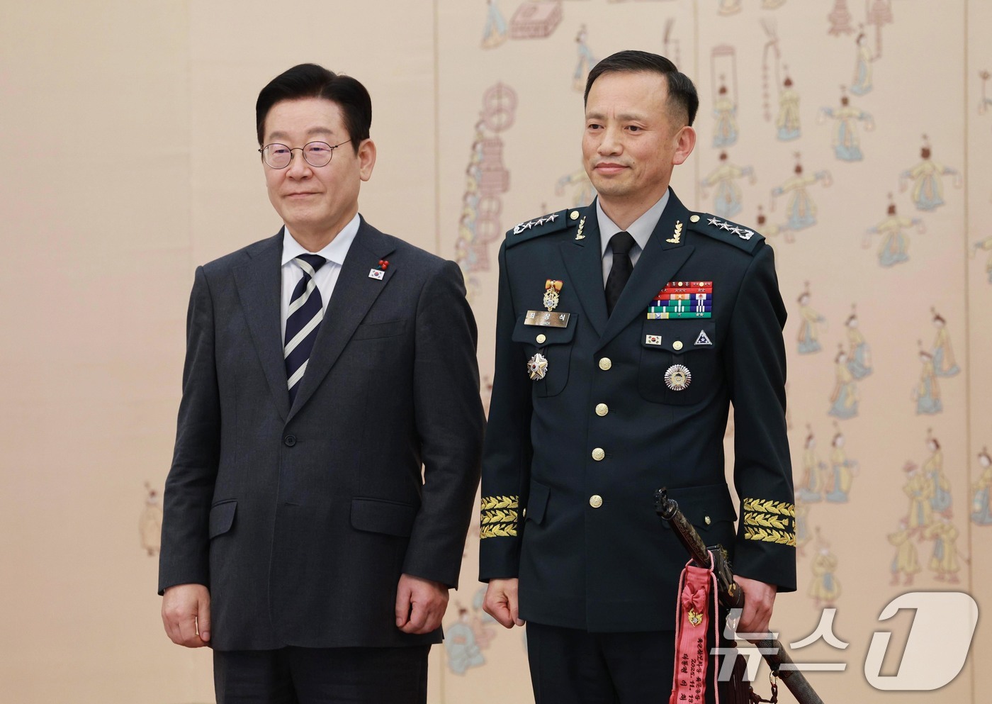 (서울=뉴스1) 허경 기자 = 이재명 대통령 16일 청와대 본관에서 열린 3성 장군 진급·보직 신고 및 수치 수여식에서 최장식 육군참모차장과 기념촬영을 하고 있다. 2026.1.1 …