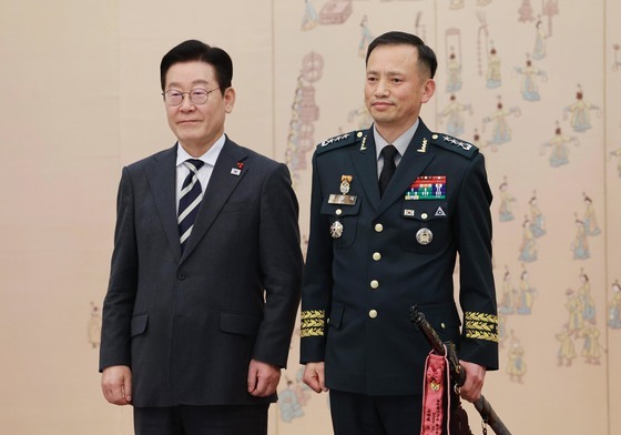 이재명 대통령, 최장식 육군참모차장 삼정검 수치 수여