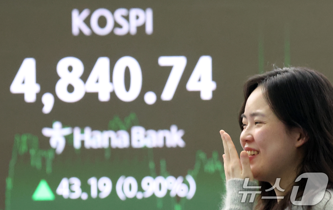(서울=뉴스1) 김명섭 기자 = 코스피 종가가 사상최고치를 기록한 16일 오후 서울 중구 하나은행 본점 딜링룸 전광판에 증시 종가 시황이 나타나고 있다. 이날 코스피 지수는 전거래 …