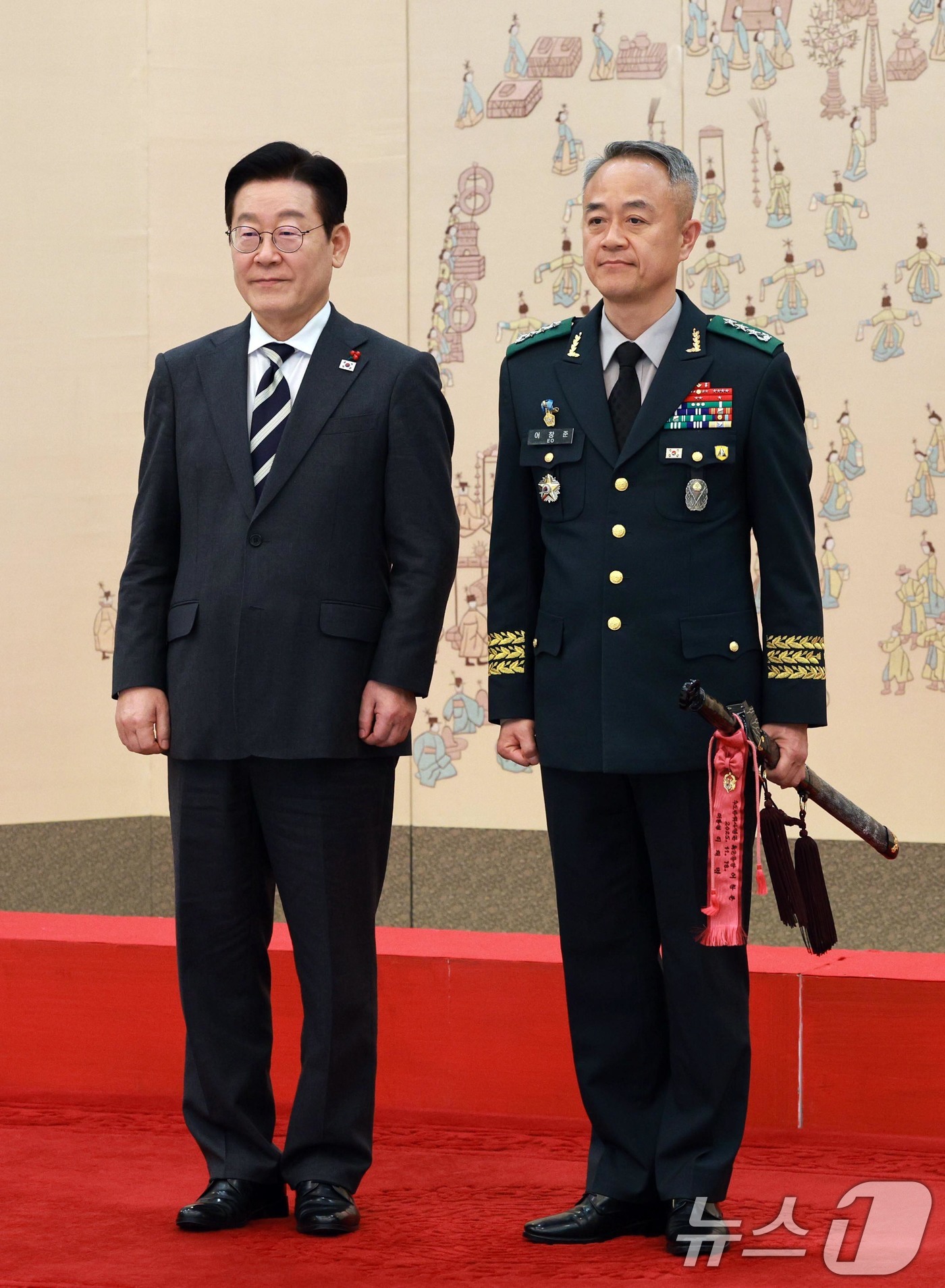 (서울=뉴스1) 허경 기자 = 이재명 대통령 16일 청와대 본관에서 열린 3성 장군 진급·보직 신고 및 수치 수여식에서 어창준 수도방위사령관과 기념촬영을 하고 있다.  2026.1 …