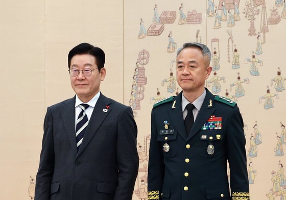 이재명 대통령, 어창준 수도방위사령관 삼정검 수치 수여