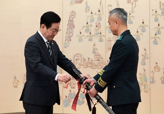 이재명 대통령, 어창준 수도방위사령관 삼정검 수치 수여