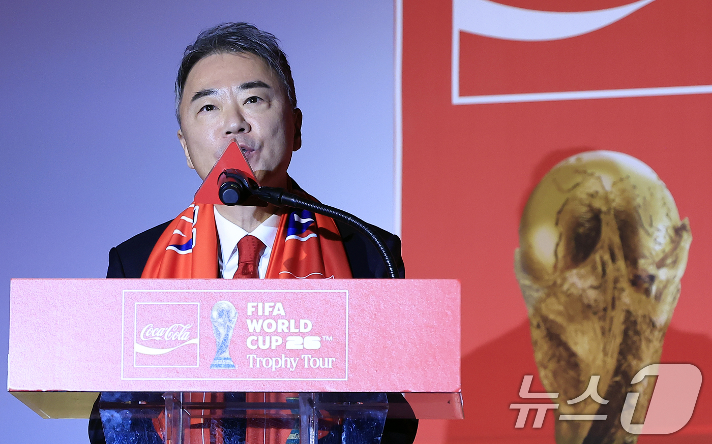 (서울=뉴스1) 박정호 기자 = 이준엽 한국 코카-콜라 대표가 16일 오후 서울시 용산구 한강대로 CGV 용산아이파크몰 스크린X관에서 열린 FIFA 월드컵 트로피 투어 미디어 간담 …
