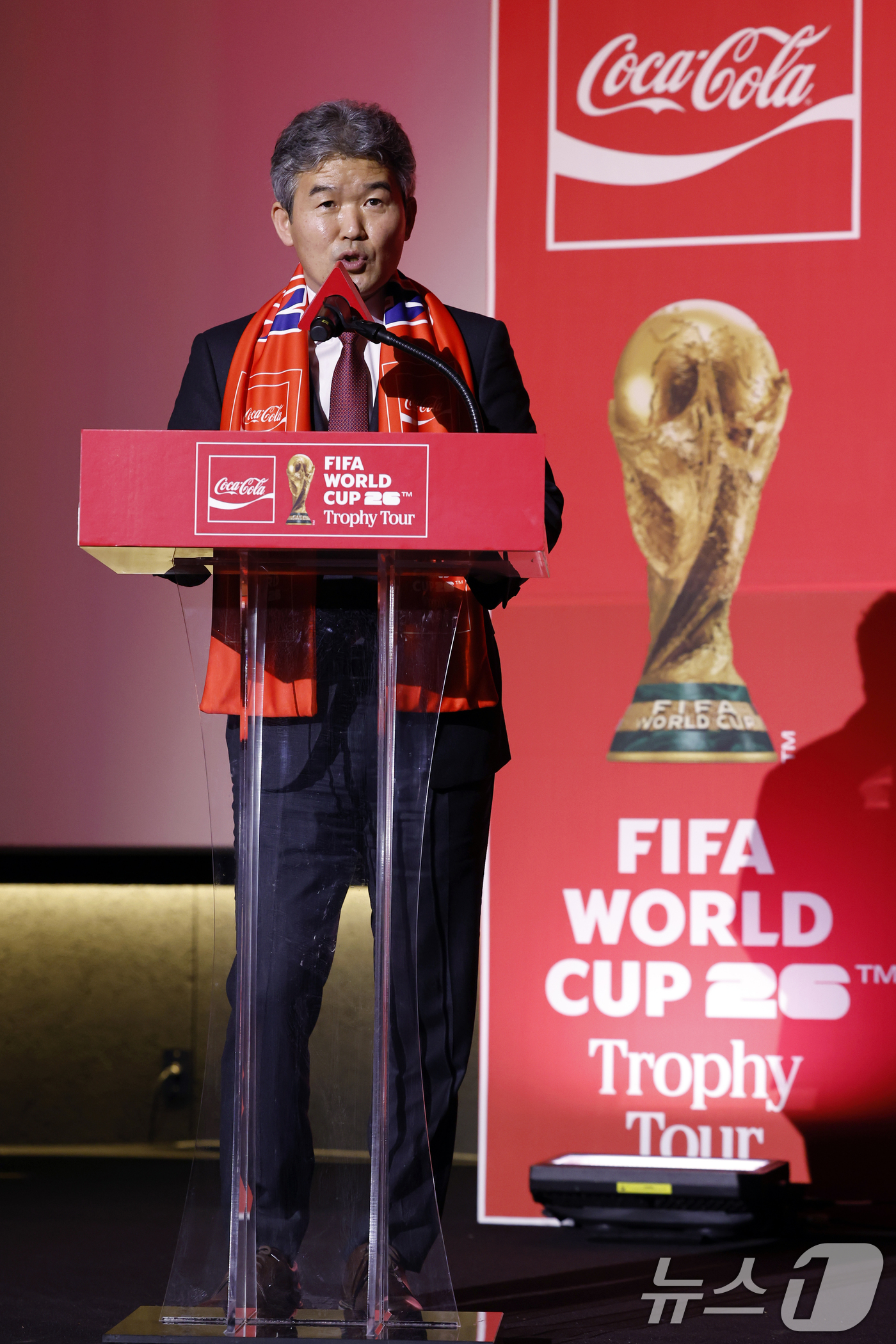 (서울=뉴스1) 박정호 기자 = 김승희 대한축구협회 전무가 16일 오후 서울시 용산구 한강대로 CGV 용산아이파크몰 스크린X관에서 열린 FIFA 월드컵 트로피 투어 미디어 간담회에 …