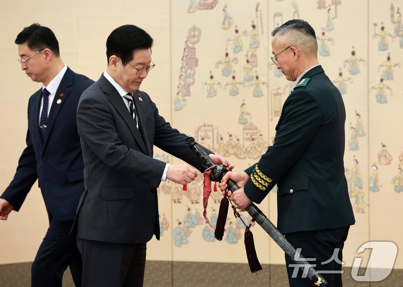 (서울=뉴스1) 허경 기자 = 이재명 대통령이16일 청와대 본관에서 열린 3성 장군 진급·보직 신고 및 수치 수여식에서 최성진 제7군단장의 삼정검에 수치를 달아주고 있다. 2026 …