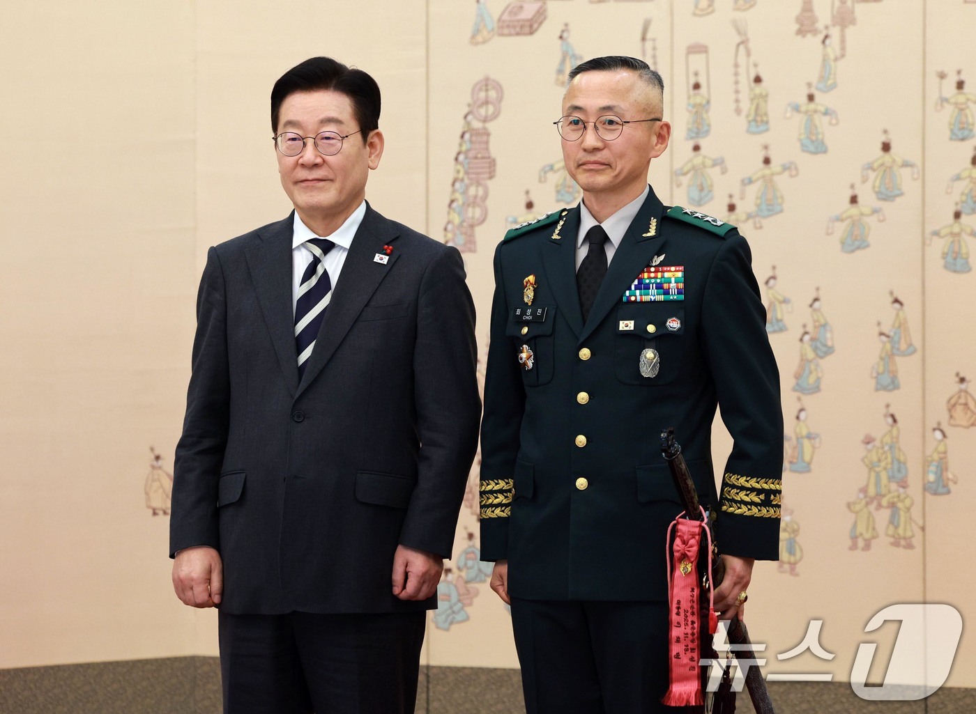 (서울=뉴스1) 허경 기자 = 이재명 대통령이 16일 청와대 본관에서 열린 3성 장군 진급·보직 신고 및 수치 수여식에서 최성진 제7군단장과 기념촬영을 하고 있다. 2026.1.1 …