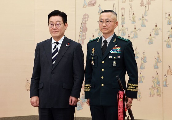 이재명 대통령, 최성진 제7군단장 삼정검 수치 수여