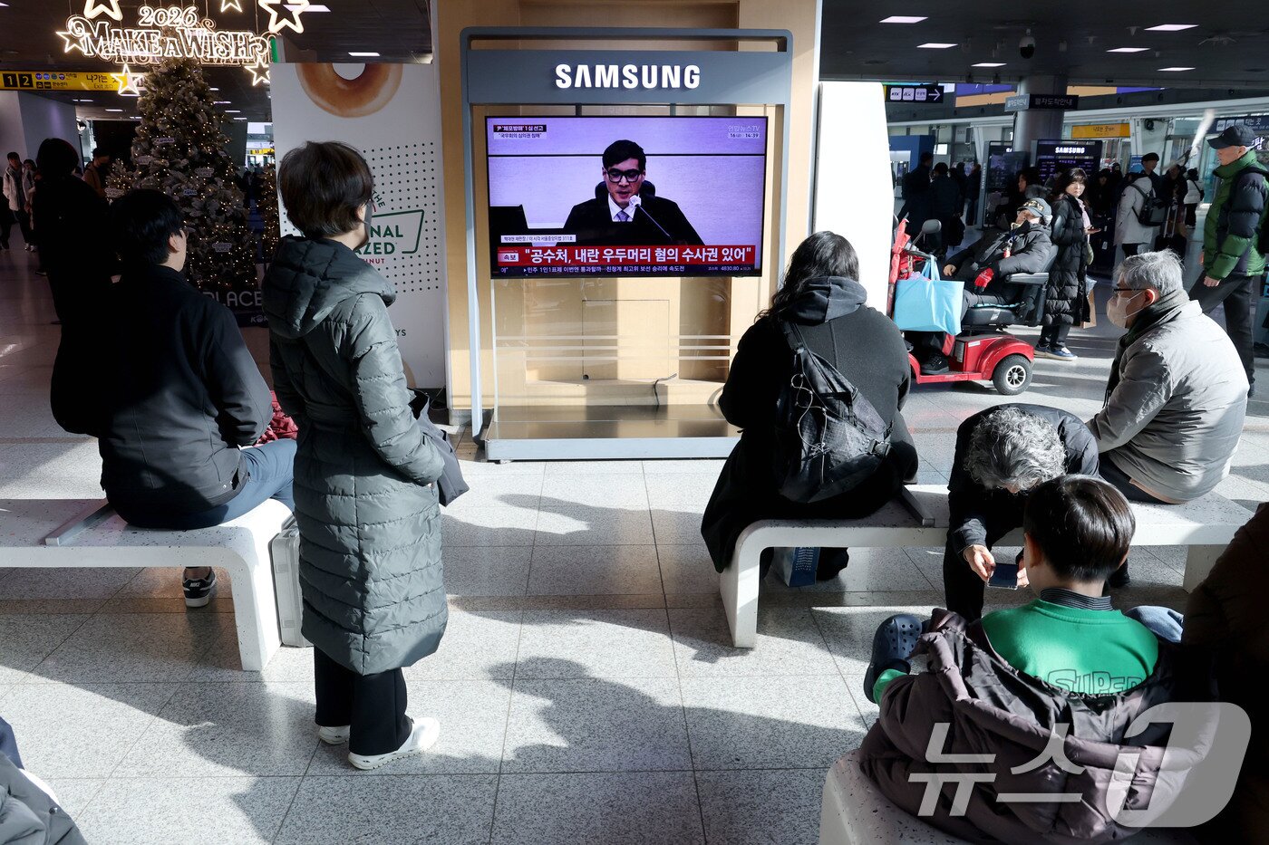 본문 이미지 - 16일 오후 서울역에서 시민들이 체포 방해와 국무위원 심의권 침해 등 혐의로 기소된 윤석열 전 대통령에 대한 1심 선고 생중계를 지켜보고 있다 2026.1.16/뉴스1 ⓒ News1 이광호 기자