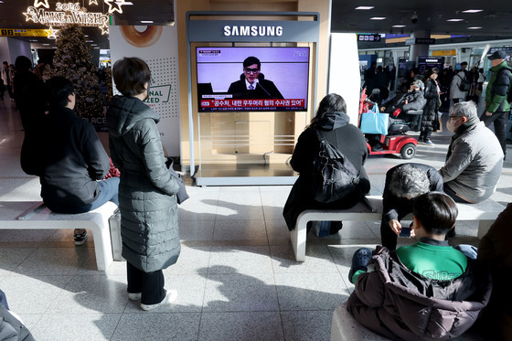 尹 1심 선고 생중계 지켜보는 시민들