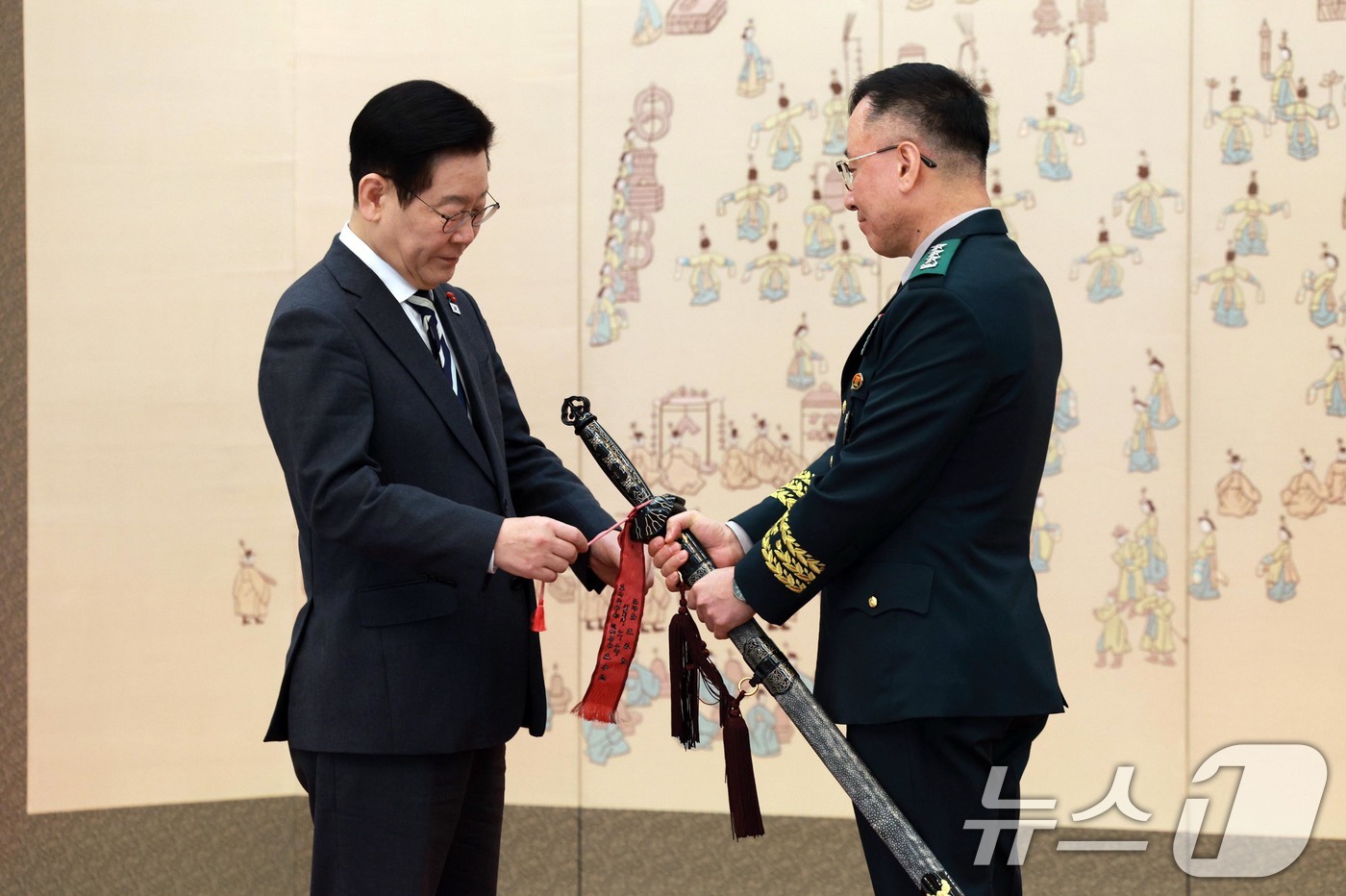 (서울=뉴스1) 허경 기자 = 이재명 대통령이16일 청와대 본관에서 열린 3성 장군 진급·보직 신고 및 수치 수여식에서 이상렬 제3군단장의 삼정검에 수치를 달아주고 있다. 2026 …