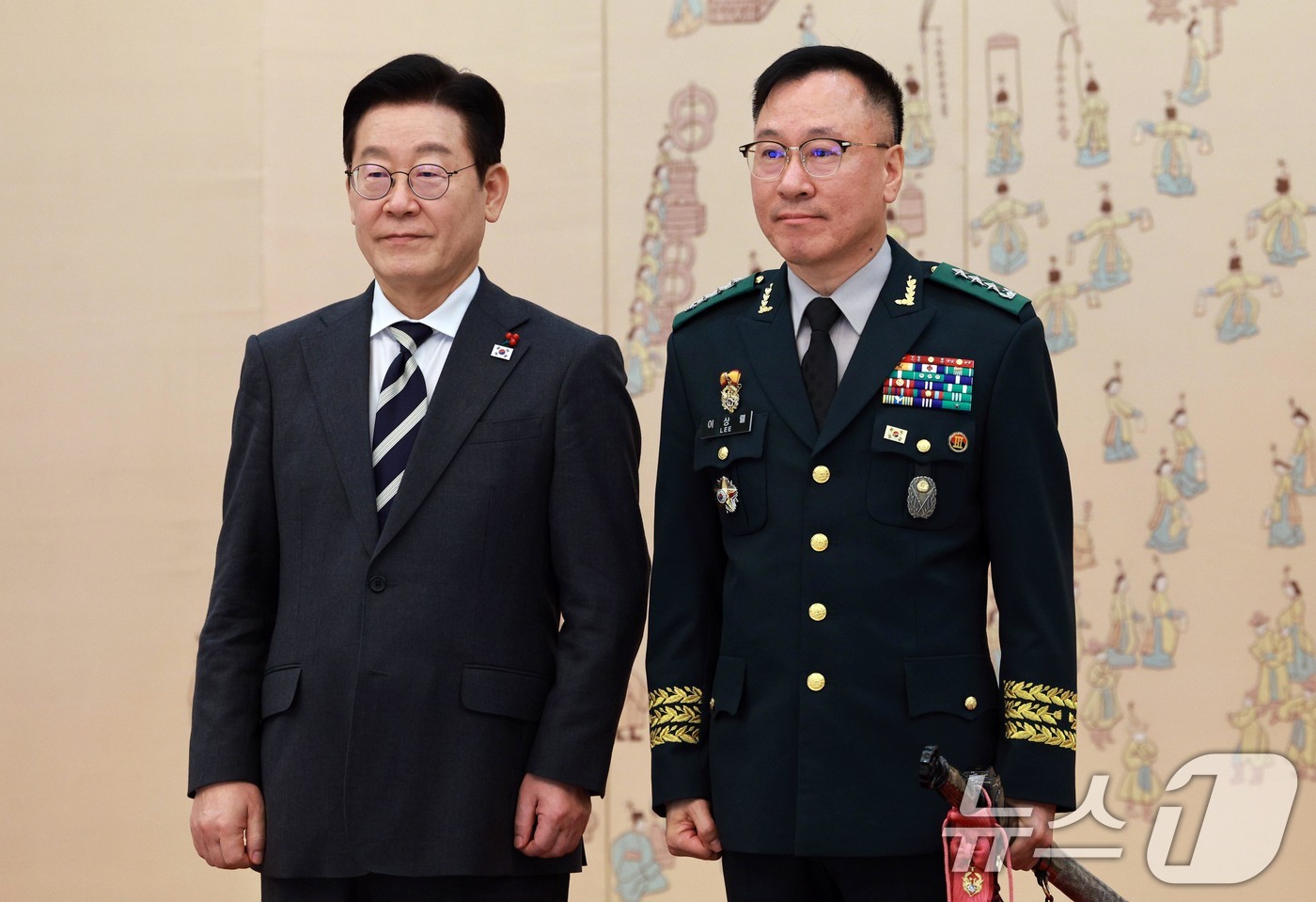 (서울=뉴스1) 허경 기자 = 이재명 대통령이 16일 청와대 본관에서 열린 3성 장군 진급·보직 신고 및 수치 수여식에서 이상렬 제3군단장과 기념촬영을 하고 있다. 2026.1.1 …