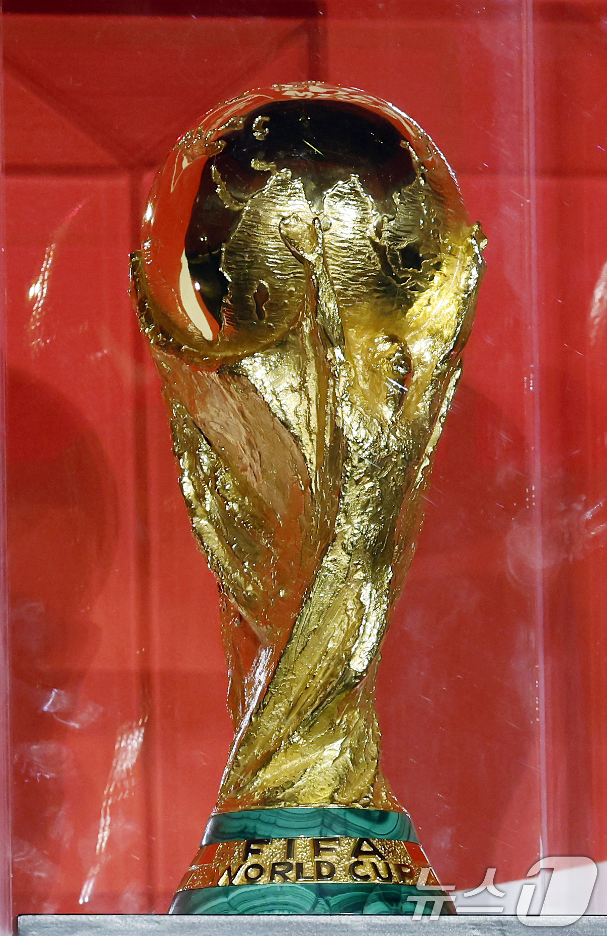 (서울=뉴스1) 박정호 기자 = 16일 오후 서울시 용산구 한강대로 CGV 용산아이파크몰 스크린X관에서 열린 FIFA 월드컵 트로피 투어 미디어 간담회에서 FIFA 월드컵이 공개되 …