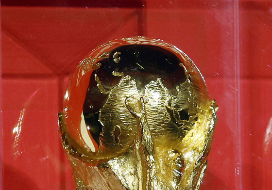 아무나 만질 수도 없는 FIFA 월드컵 트로피 공개