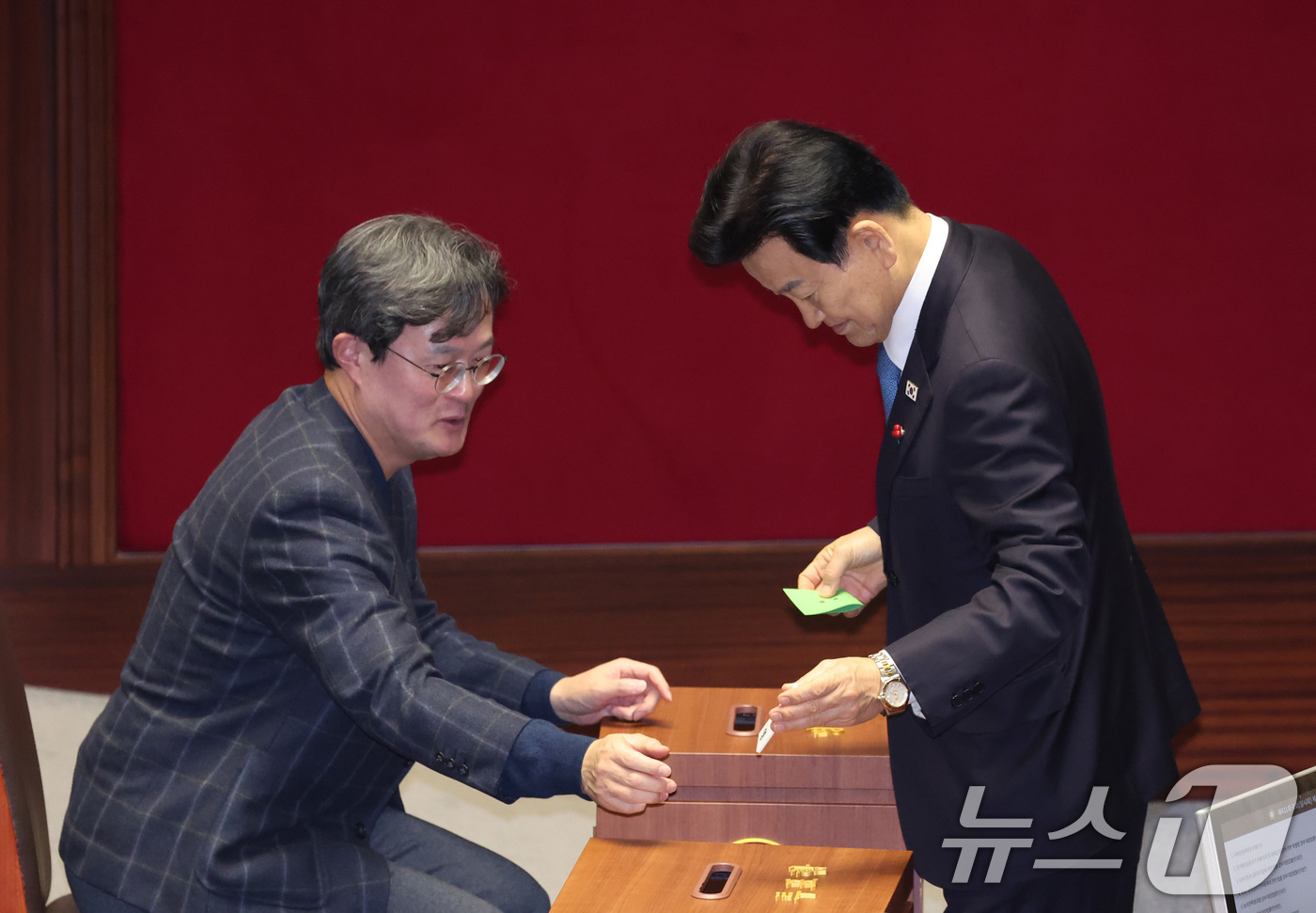 (서울=뉴스1) 신웅수 기자 = 더불어민주당 현역 의원인 정동영 통일부 장관이 16일 서울 여의도 국회에서 열린 제431회 국회(임시회) 제1차 본회의에서 윤석열·김건희에 의한 내 …