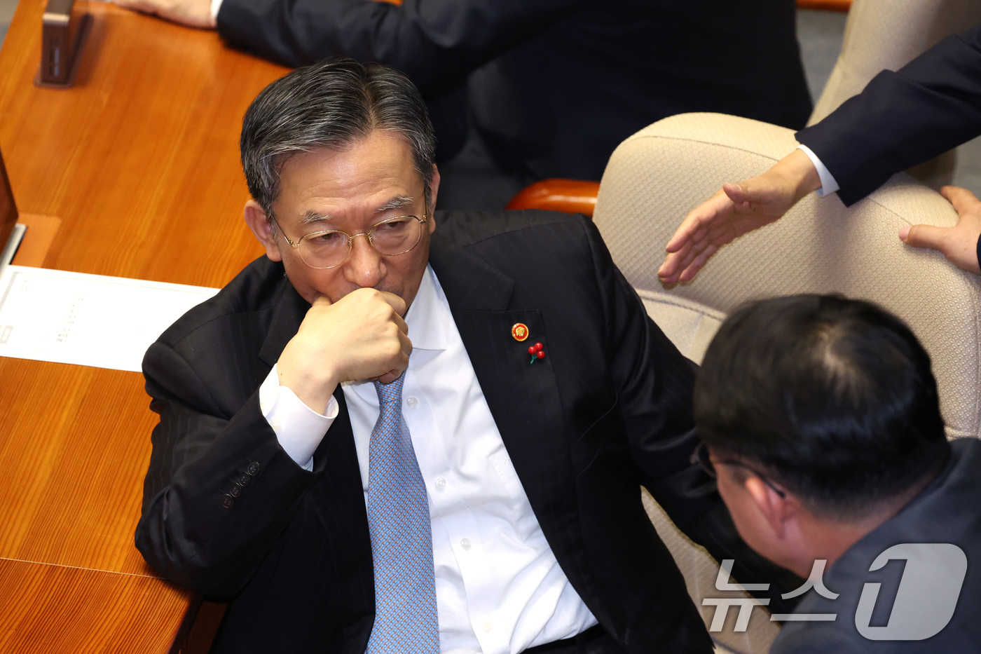 (서울=뉴스1) 신웅수 기자 = 정성호 법무부 장관이 16일 서울 여의도 국회에서 열린 제431회 국회(임시회) 제1차 본회의에서 의원들과 대화하고 있다. 2026.1.16/뉴스1 …