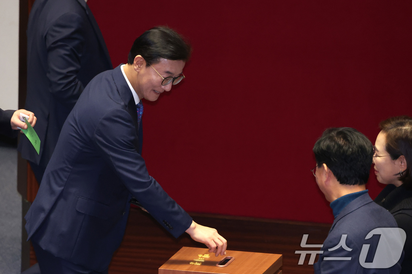 (서울=뉴스1) 신웅수 기자 = 전재수 더불어민주당 의원이 16일 서울 여의도 국회에서 열린 제431회 국회(임시회) 제1차 본회의에서 윤석열·김건희에 의한 내란·외환 및 국정농단 …