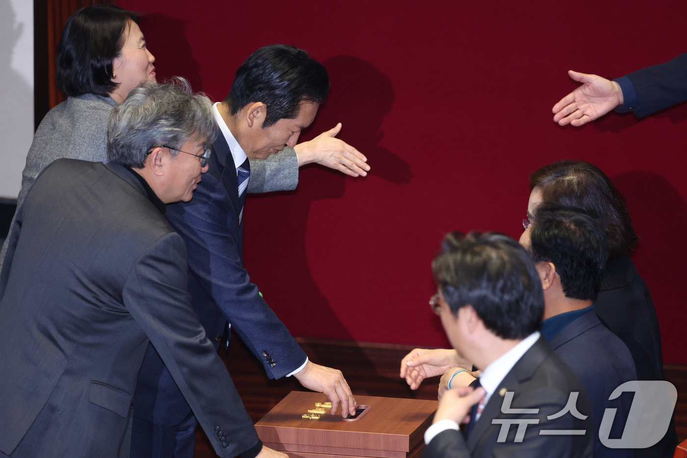 (서울=뉴스1) 신웅수 기자 = 정청래 더불어민주당 대표가 16일 서울 여의도 국회에서 열린 제431회 국회(임시회) 제1차 본회의에서 윤석열·김건희에 의한 내란·외환 및 국정농단 …