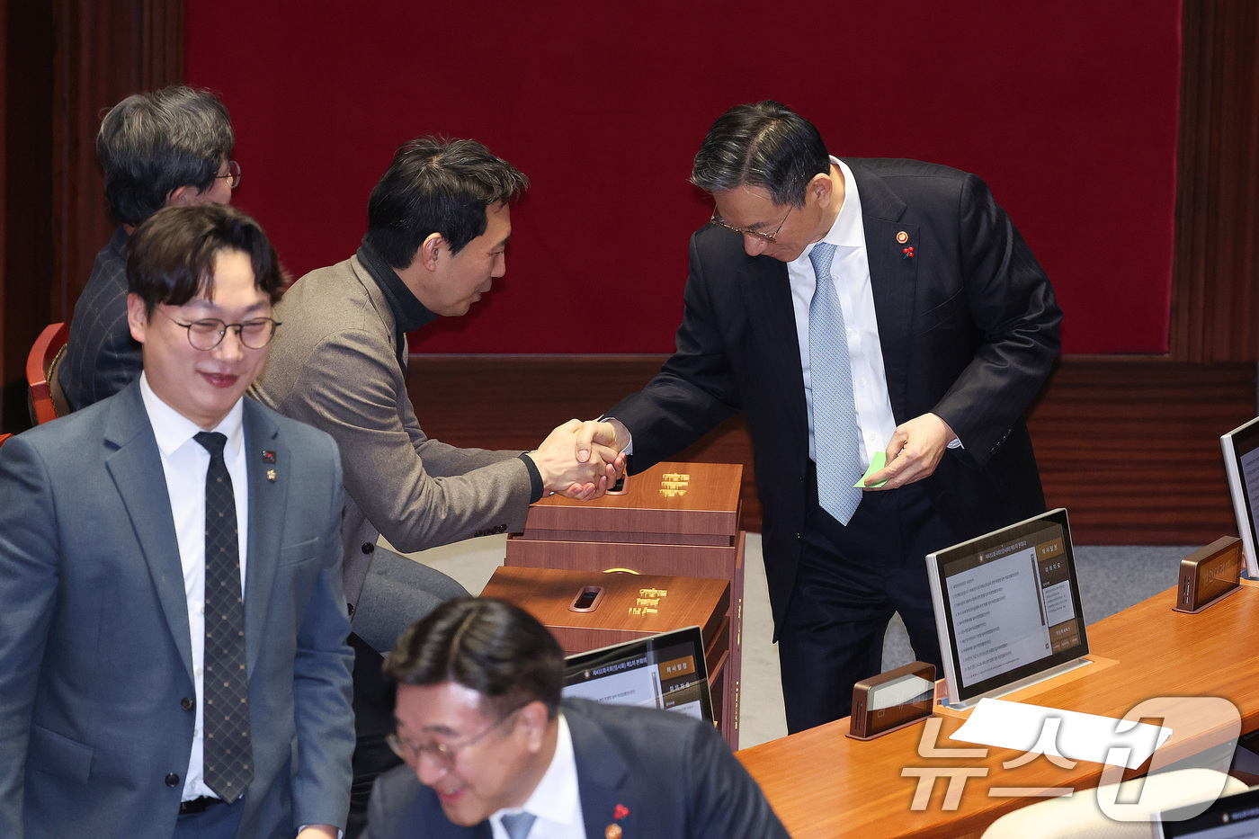 (서울=뉴스1) 신웅수 기자 = 더불어민주당 현역 의원인 정성호 법무부 장관이 16일 서울 여의도 국회에서 열린 제431회 국회(임시회) 제1차 본회의에서 윤석열·김건희에 의한 내 …