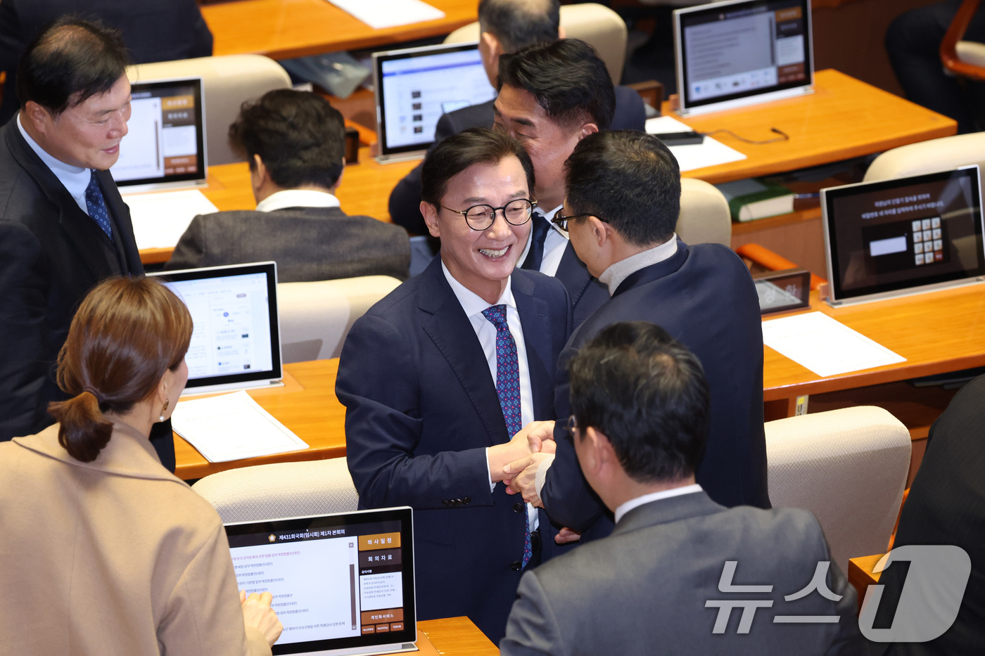 (서울=뉴스1) 신웅수 기자 = 전재수 더불어민주당 의원이 16일 서울 여의도 국회에서 열린 제431회 국회(임시회) 제1차 본회의에서 의원들과 대화하고 있다. 2026.1.16/ …