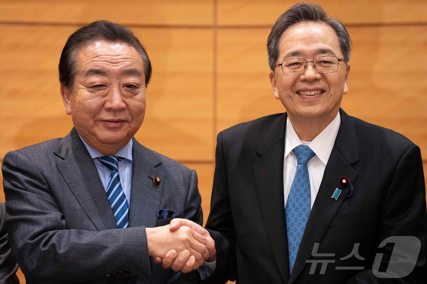 본문 이미지 - 노다 요시히코 입헌민주당 대표(왼쪽)와 사이토 데쓰오 공명당 대표가 16일 도쿄에서 공동 기자회견을 열고 신당 창당을 발표하며 악수를 나누고 있다. 2026.1.16 ⓒ AFP=뉴스1 ⓒ News1 강민경 기자