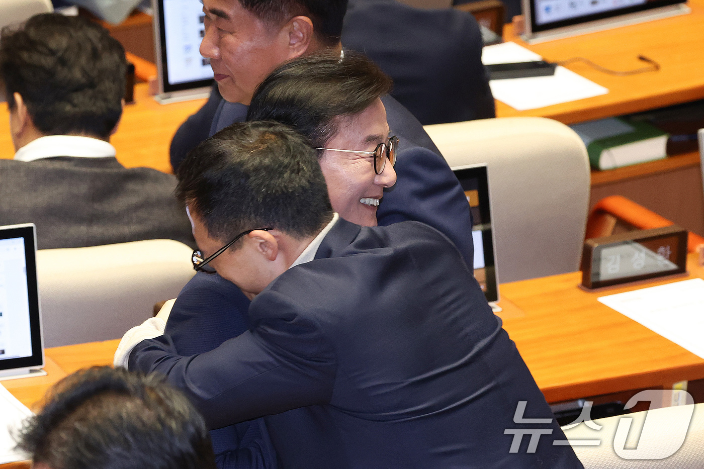 (서울=뉴스1) 신웅수 기자 = 전재수 더불어민주당 의원이 16일 서울 여의도 국회에서 열린 제431회 국회(임시회) 제1차 본회의에서 김상욱 의원과 포옹하고 있다. 2026.1. …