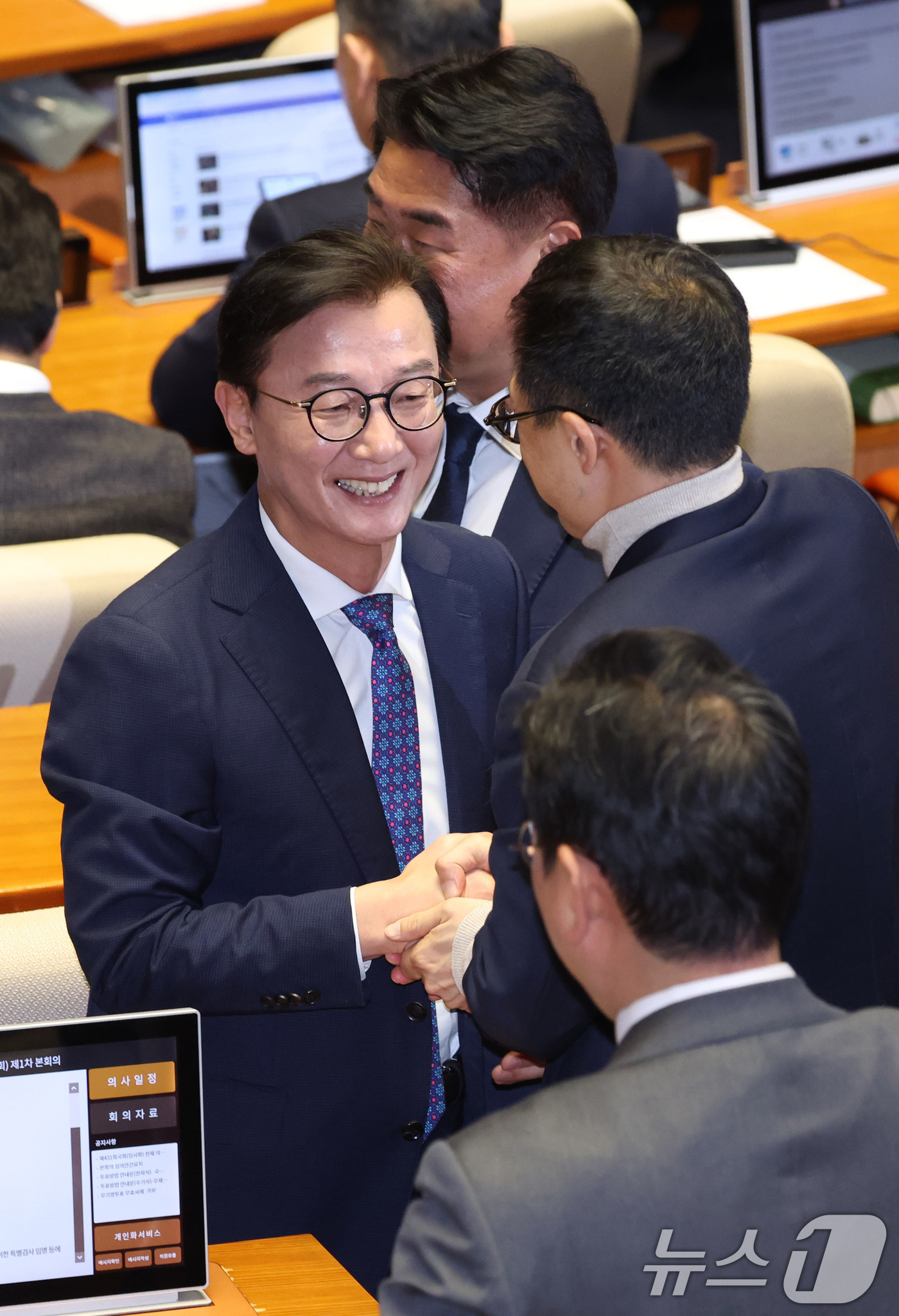 (서울=뉴스1) 신웅수 기자 = 전재수 더불어민주당 의원이 16일 서울 여의도 국회에서 열린 제431회 국회(임시회) 제1차 본회의에서 의원들과 대화하고 있다. 2026.1.16/ …