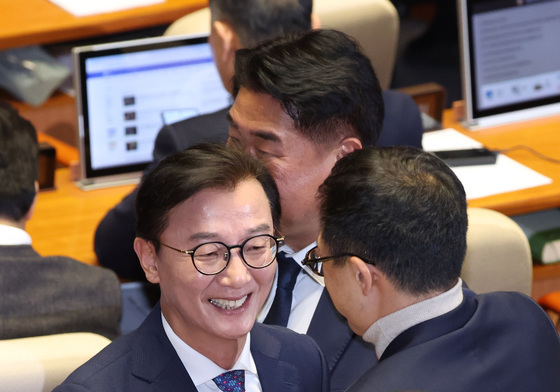 의원들과 인사 나누는 전재수