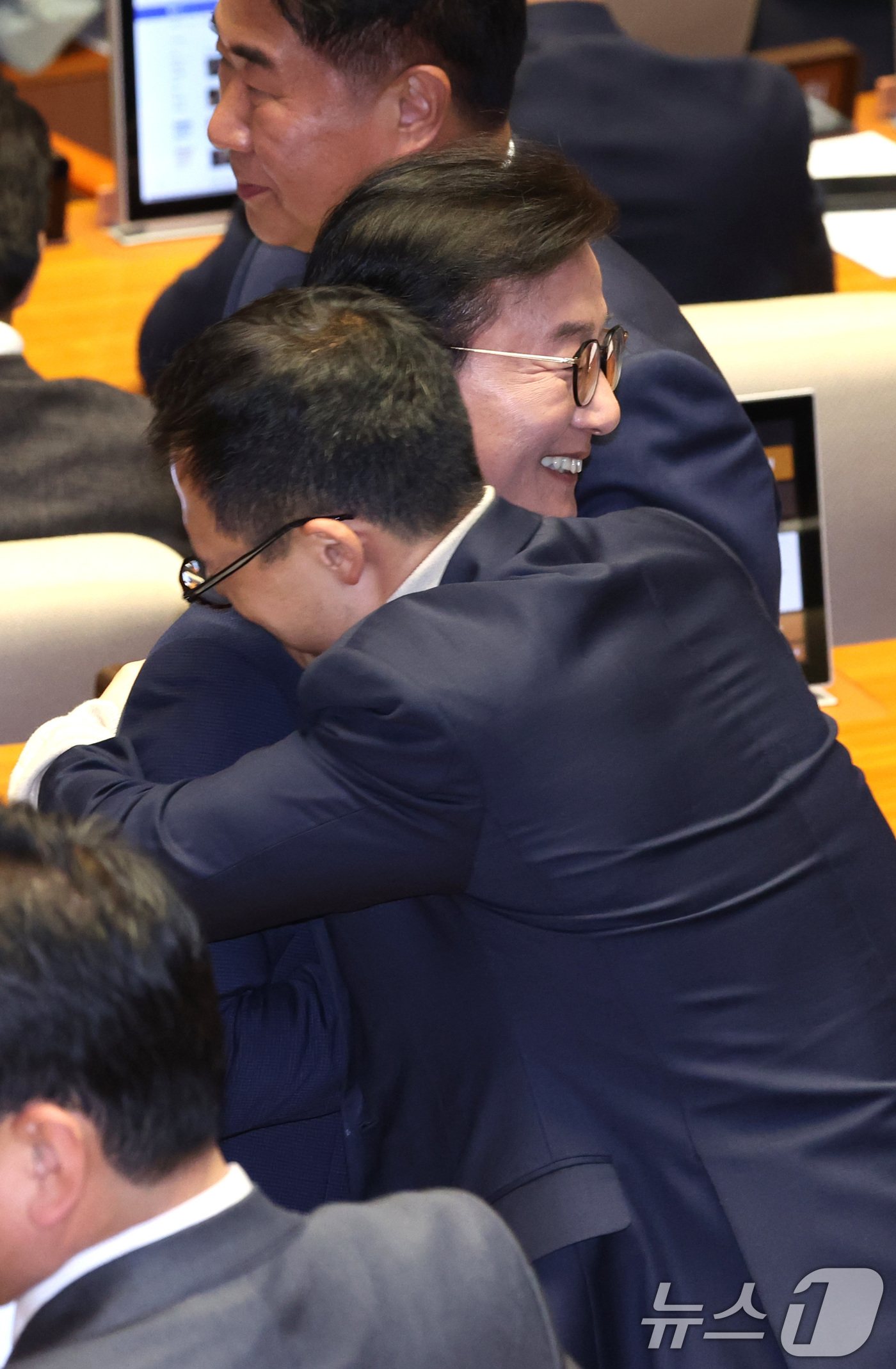 (서울=뉴스1) 신웅수 기자 = 전재수 더불어민주당 의원이 16일 서울 여의도 국회에서 열린 제431회 국회(임시회) 제1차 본회의에서 김상욱 의원과 포옹하고 있다. 2026.1. …