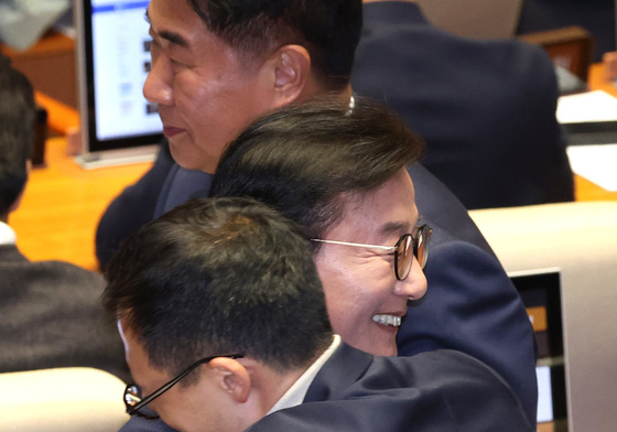 인사나누는 전재수 의원