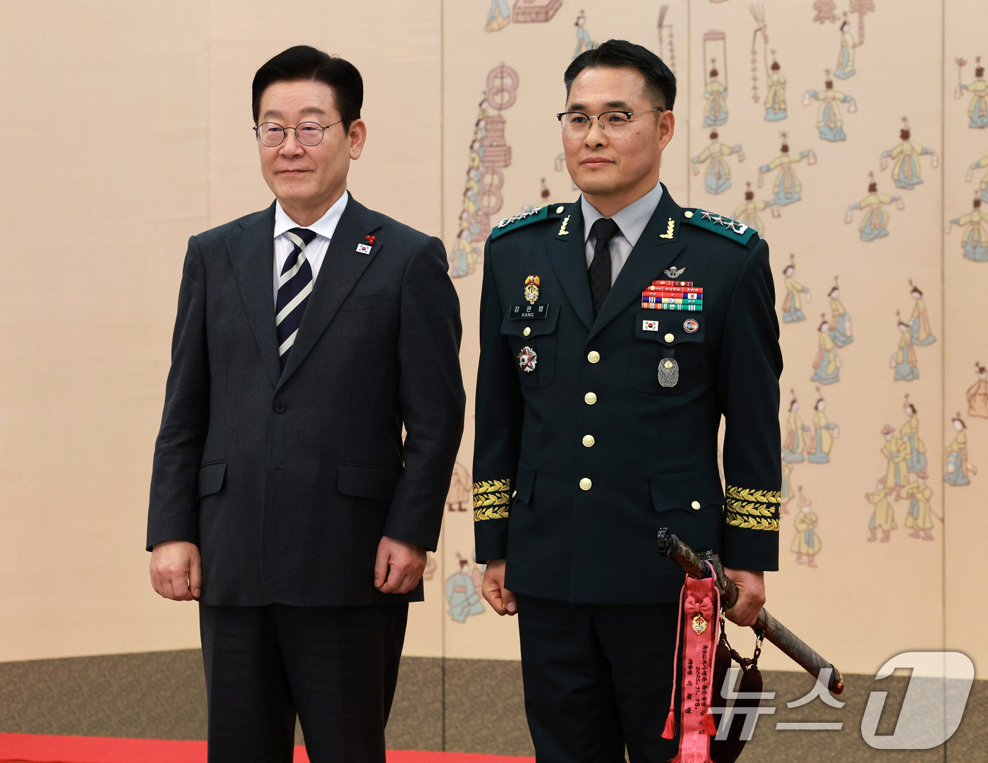 (서울=뉴스1) 허경 기자 = 이재명 대통령 16일 청와대 본관에서 열린 3성 장군 진급·보직 신고 및 수치 수여식에서 강관범 육군교육사령관과 기념촬영을 하고 있다. 2026.1. …