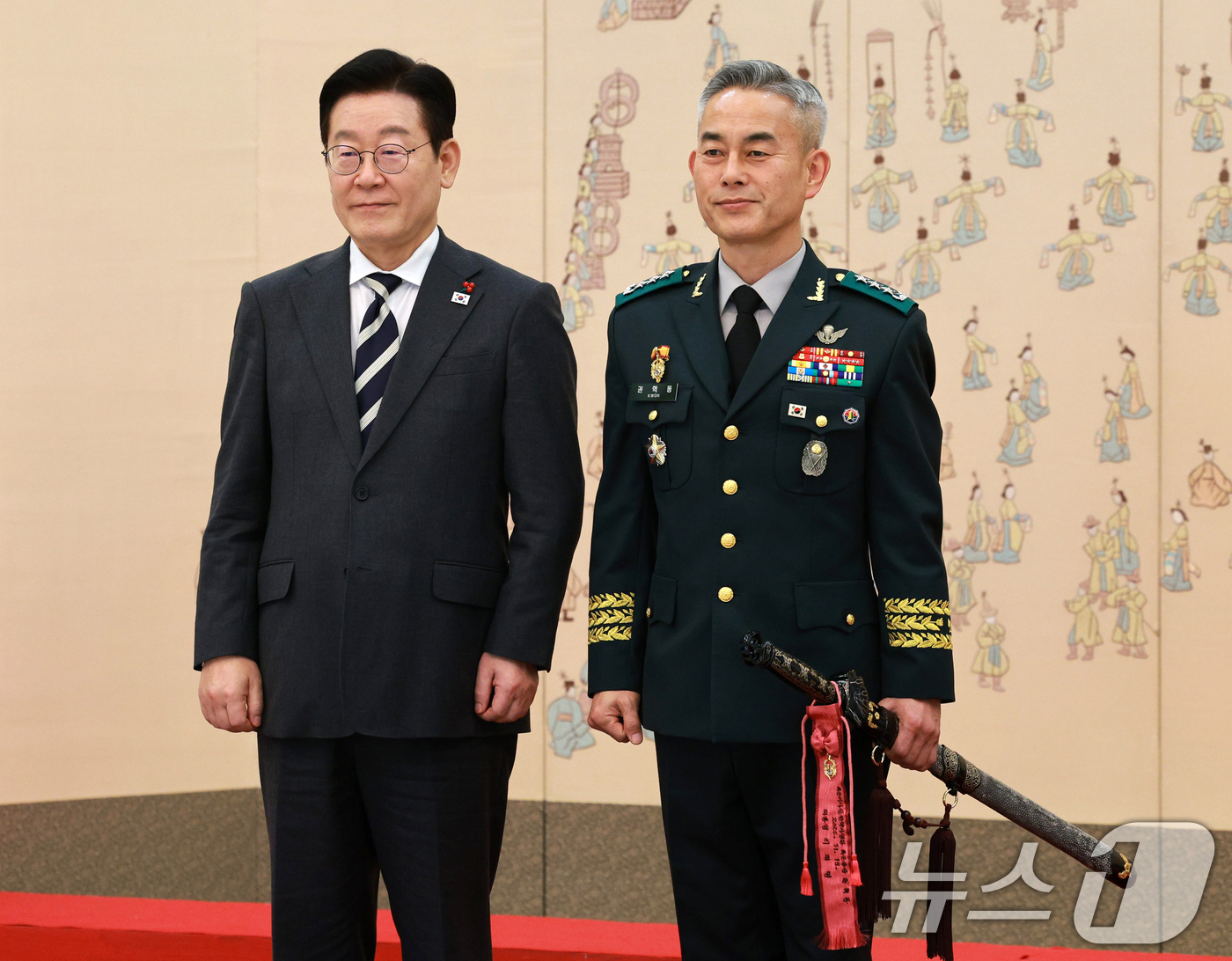 (서울=뉴스1) 허경 기자 = 이재명 대통령이 16일 청와대 본관에서 열린 3성 장군 진급·보직 신고 및 수치 수여식에서 권혁동 육군미사일전략사령관과 기념촬영을 하고 있다. 202 …