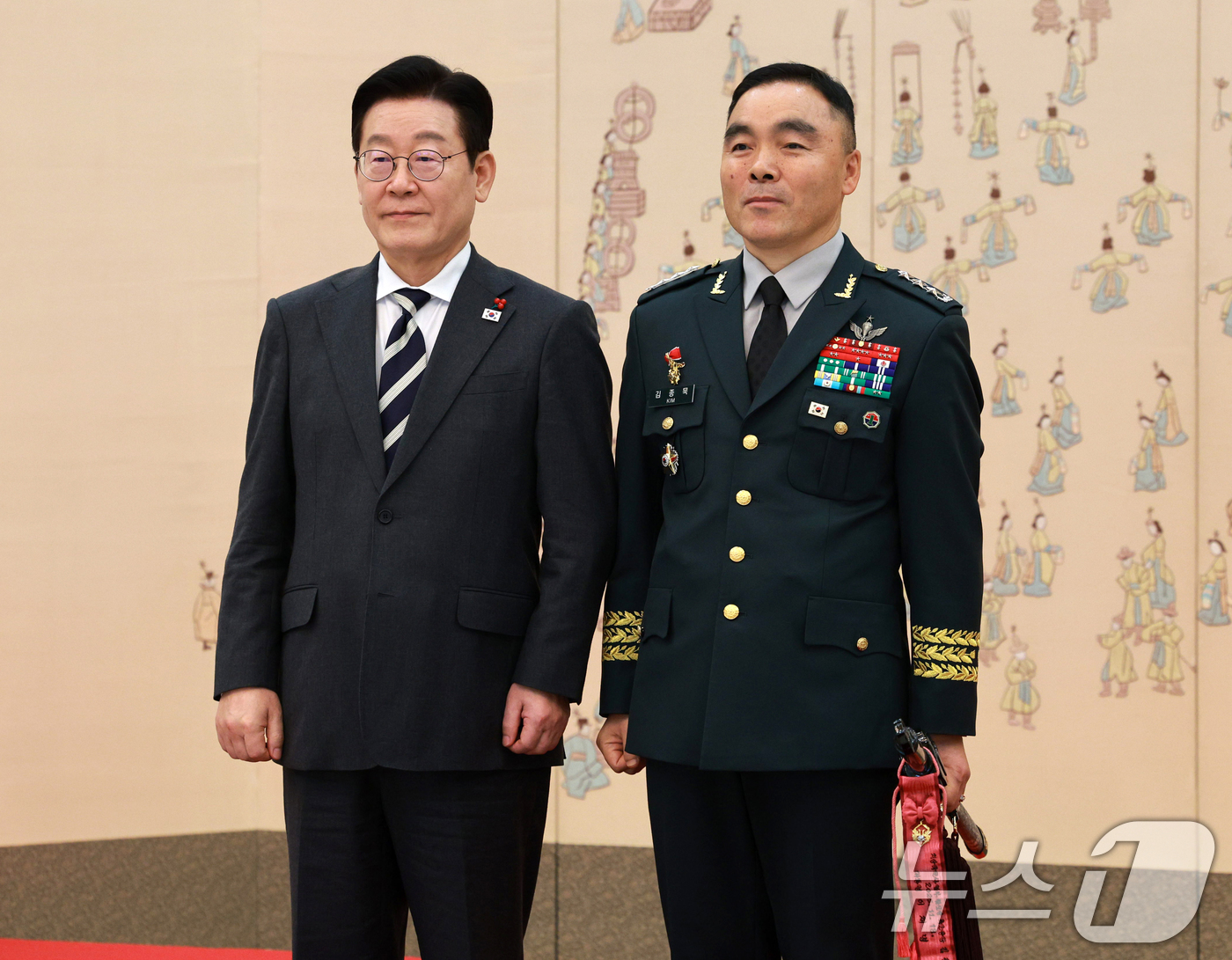 (서울=뉴스1) 허경 기자 = 이재명 대통령이 16일 청와대 본관에서 열린 3성 장군 진급·보직 신고 및 수치 수여식에서 김종묵 지상작전사령부참모장과 기념촬영을 하고 있다. 202 …