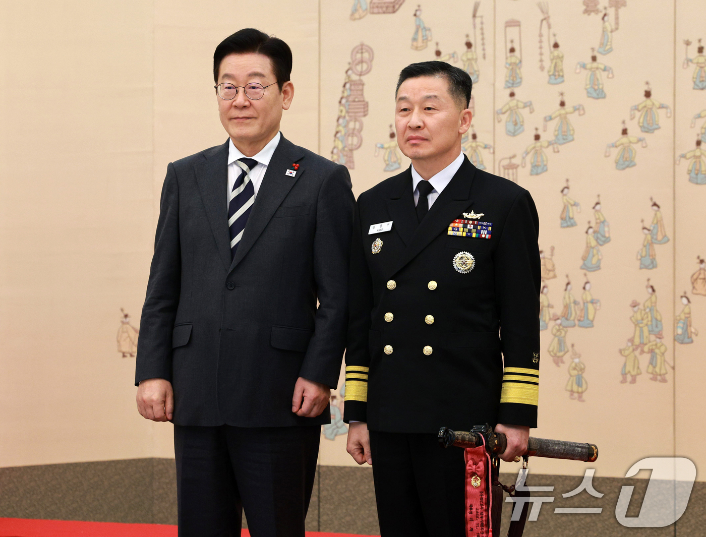 (서울=뉴스1) 허경 기자 = 이재명 대통령이 16일 청와대 본관에서 열린 3성 장군 진급·보직 신고 및 수치 수여식에서 강동구 합참전략기획본부장과 기념촬영을 하고 있다.  202 …