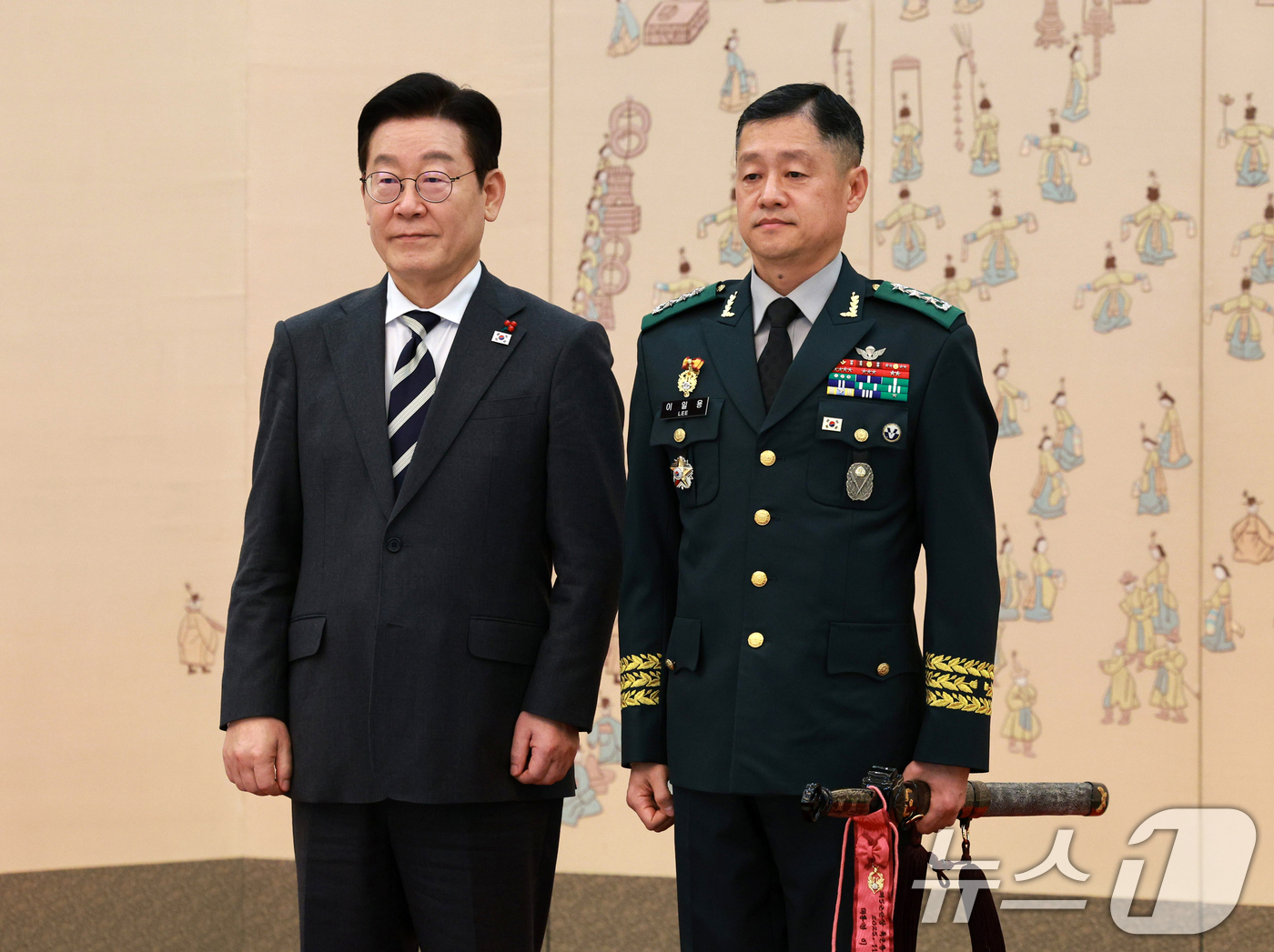 (서울=뉴스1) 허경 기자 = 이재명 대통령이 16일 청와대 본관에서 열린 3성 장군 진급·보직 신고 및 수치 수여식에서 이일용 제5군단장과 기념촬영을 하고 있다.  2026.1. …