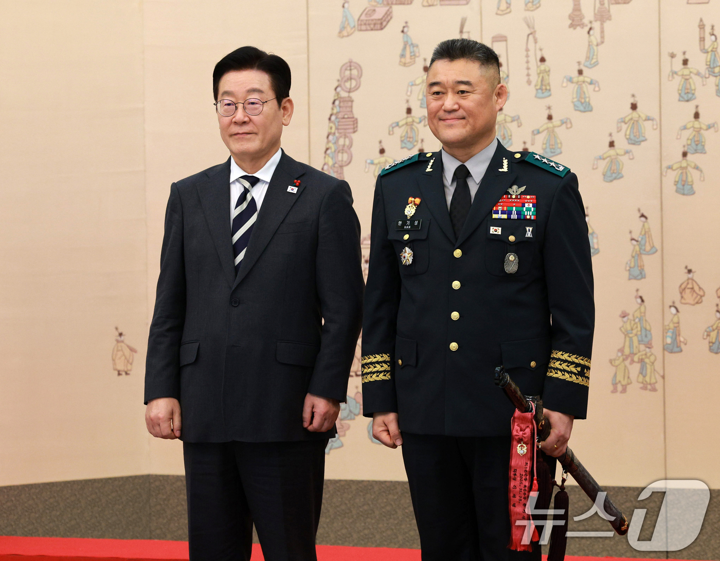(서울=뉴스1) 허경 기자 = 이재명 대통령이 16일 청와대 본관에서 열린 3성 장군 진급·보직 신고 및 수치 수여식에서 한기성 제1군단장과 기념촬영을 하고 있다. 2026.1.1 …
