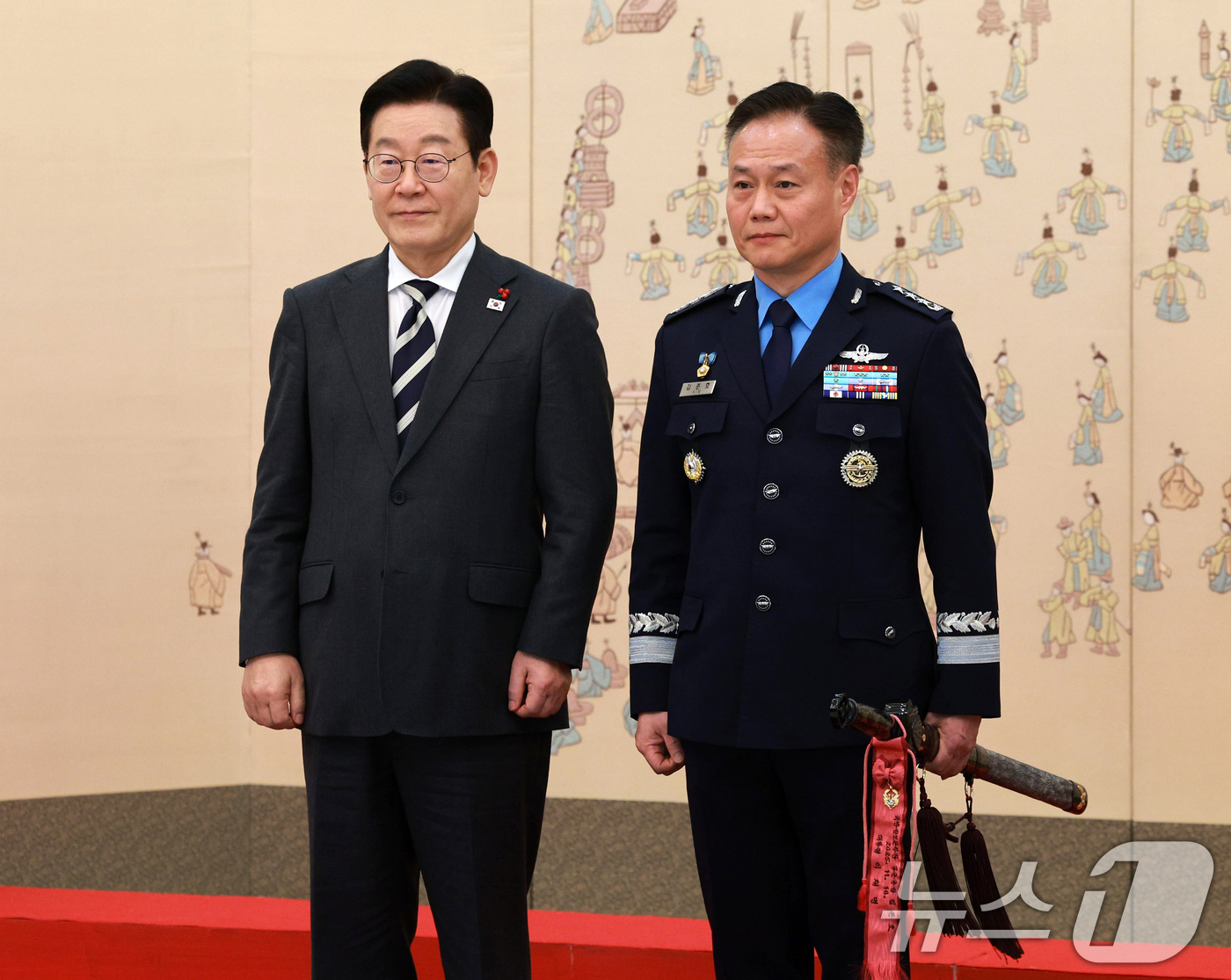 (서울=뉴스1) 허경 기자 = 이재명 대통령이 16일 청와대 본관에서 열린 3성 장군 진급·보직 신고 및 수치 수여식에서 김준호 국방정보본부장과 기념촬영을 하고 있다.  2026. …