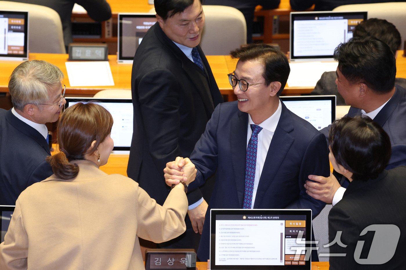 (서울=뉴스1) 신웅수 기자 = 전재수 더불어민주당 의원이 16일 서울 여의도 국회에서 열린 제431회 국회(임시회) 제1차 본회의에서 의원들과 인사하고 있다. 2026.1.16/ …