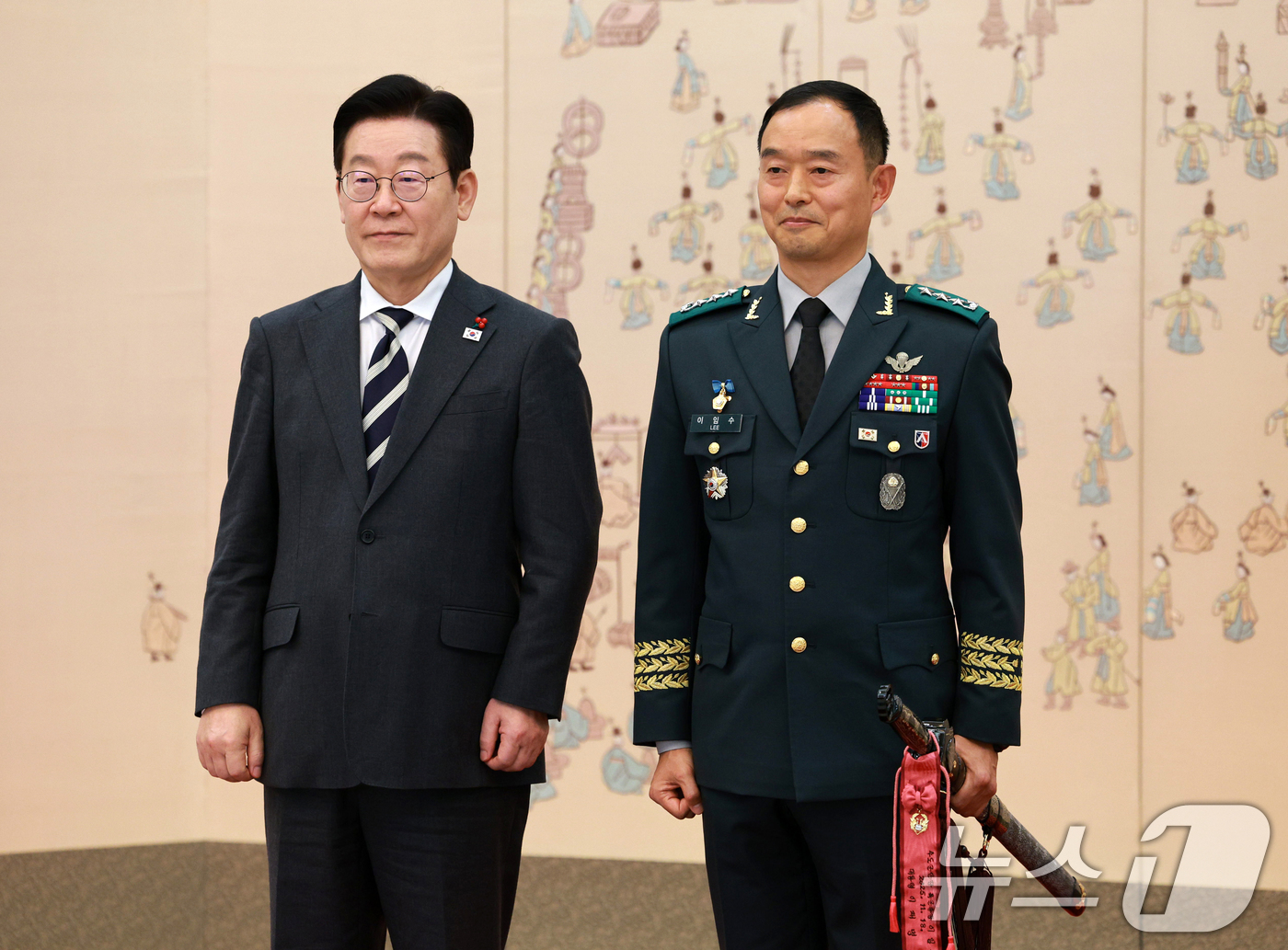 (서울=뉴스1) 허경 기자 = 이재명 대통령이 16일 청와대 본관에서 열린 3성 장군 진급·보직 신고 및 수치 수여식에서 이임수 수도군단장과 기념촬영을 하고 있다. 2026.1.1 …