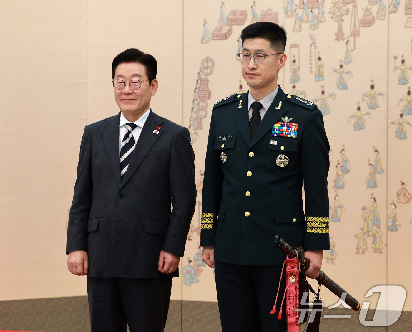 (서울=뉴스1) 허경 기자 = 이재명 대통령이 16일 청와대 본관에서 열린 3성 장군 진급·보직 신고 및 수치 수여식에서 강현우 합참작전본부장과 기념촬영을 하고 있다. 2026.1 …