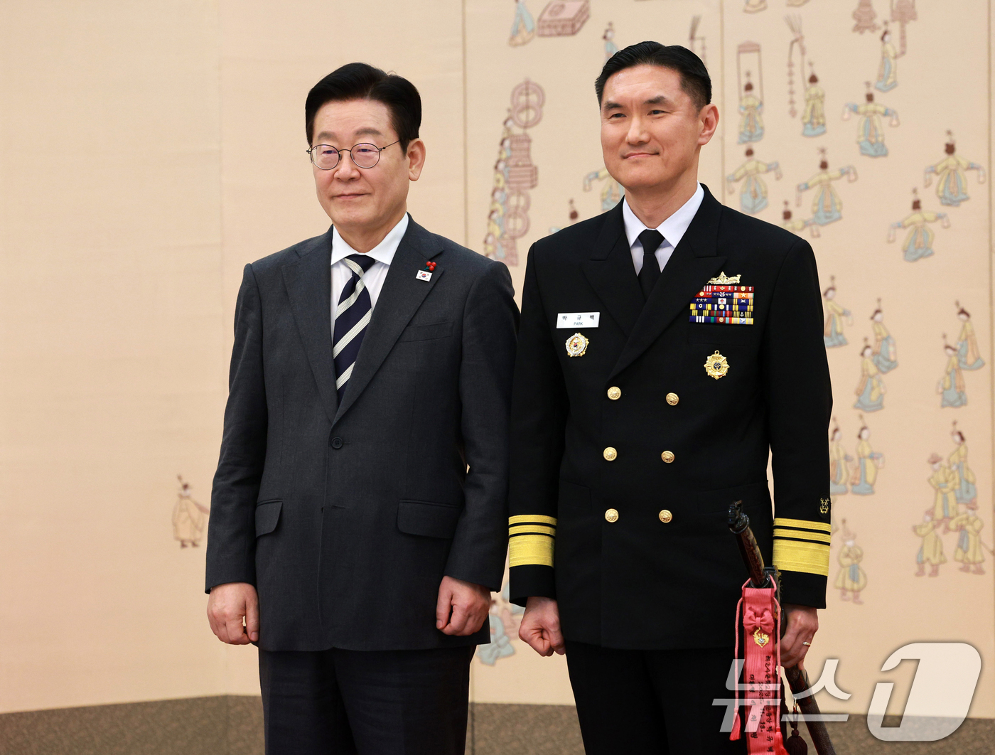 (서울=뉴스1) 허경 기자 = 이재명 대통령이 16일 청와대 본관에서 열린 3성 장군 진급·보직 신고 및 수치 수여식에서 박규백 해군사관학교장과 기념촬영을 하고 있다. 2026.1 …