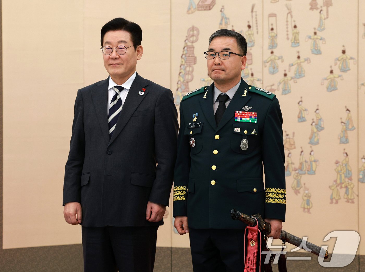 (서울=뉴스1) 허경 기자 = 이재명 대통령이 16일 청와대 본관에서 열린 3성 장군 진급·보직 신고 및 수치 수여식에서 박춘식 육군군수사령관과 기념촬영을 하고 있다. 2026.1 …