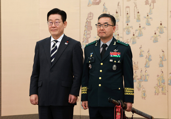 이재명 대통령, 박춘식 육군군수사령관 삼정검 수치 수여