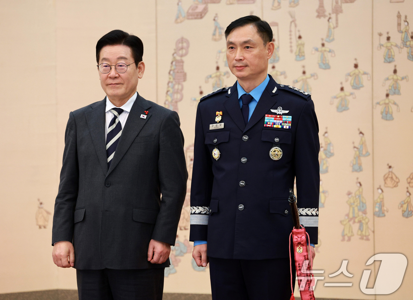 (서울=뉴스1) 허경 기자 = 이재명 대통령이 16일 청와대 본관에서 열린 3성 장군 진급·보직 신고 및 수치 수여식에서 구상모 합참군사지원본부장과 기념촬영을 하고 있다. 2026 …