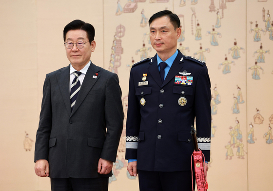 이재명 대통령, 구상모 합참군사지원본부장 삼정검 수치 수여