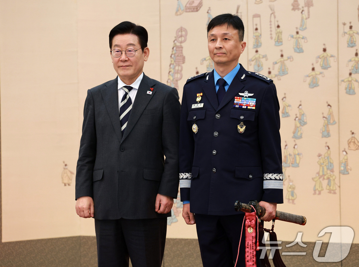 (서울=뉴스1) 허경 기자 = 이재명 대통령이 16일 청와대 본관에서 열린 3성 장군 진급·보직 신고 및 수치 수여식에서 권영민 공군교육사령관과 기념촬영을 하고 있다. 2026.1 …