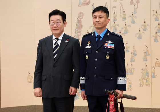 이재명 대통령, 권영민 공군교육사령관 삼정검 수치 수여