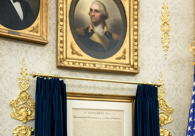 트럼프, 노벨평화상 들고 활짝…마차도 "결단력 기리며 증정"